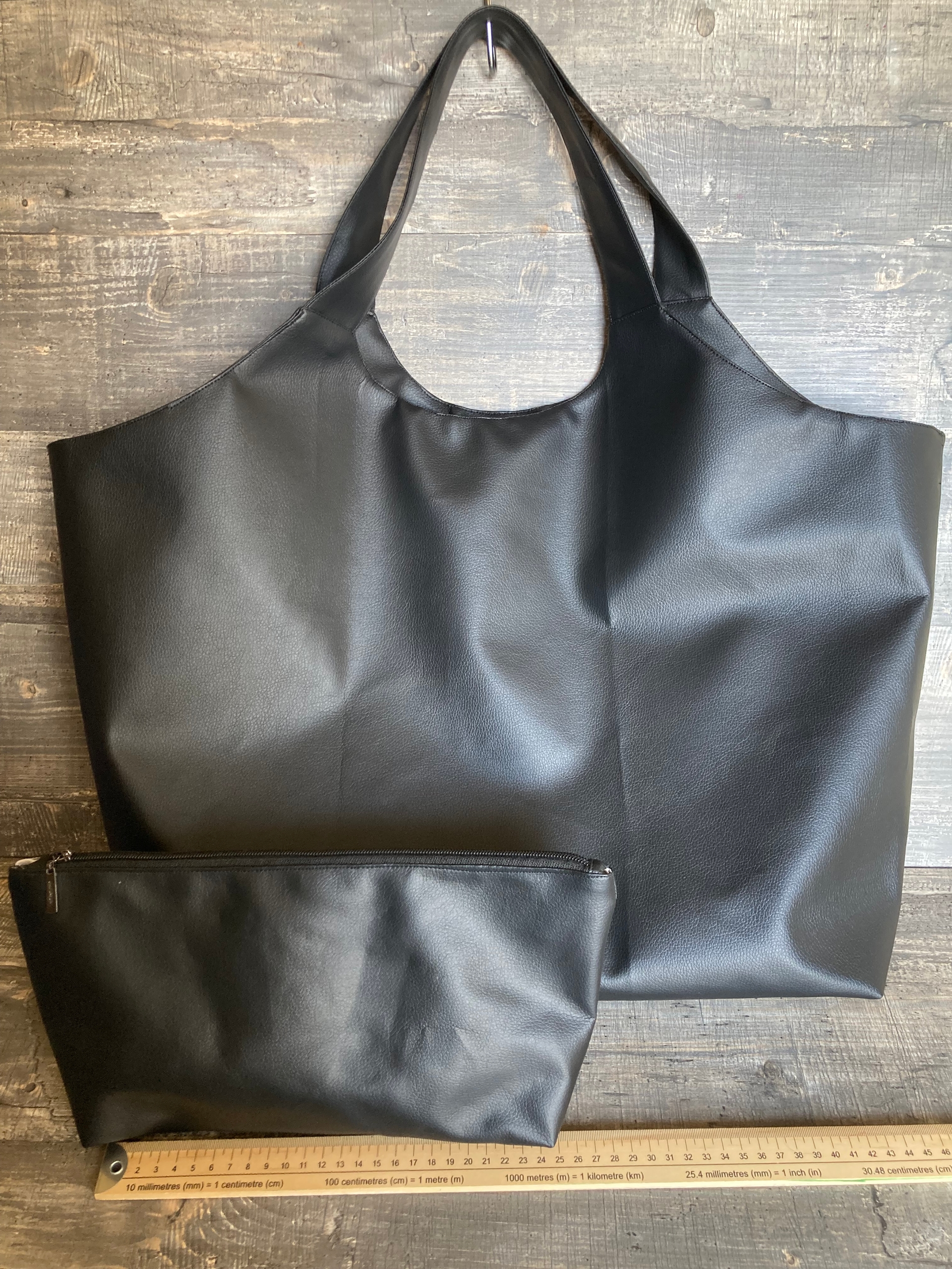 Вместительная сумка из кожзама